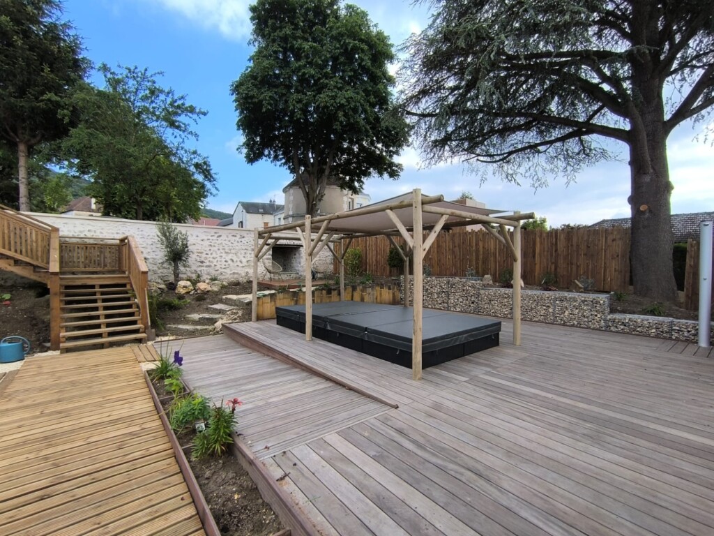 Escalier, terrasse, jardinière, pergola en eucalyptus et cabine de plage