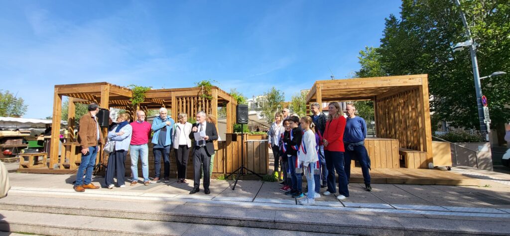 Photo ensemble pergolas esprit guinguette avec plantations - place du marché Le Vésinet