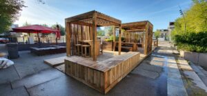 Photo ensemble pergolas esprit guinguette avec plantations - place du marché Le Vésinet