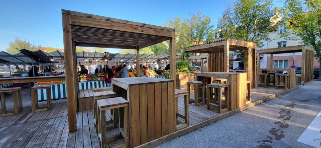 Photo ensemble pergolas esprit guinguette avec plantations - place du marché Le Vésinet