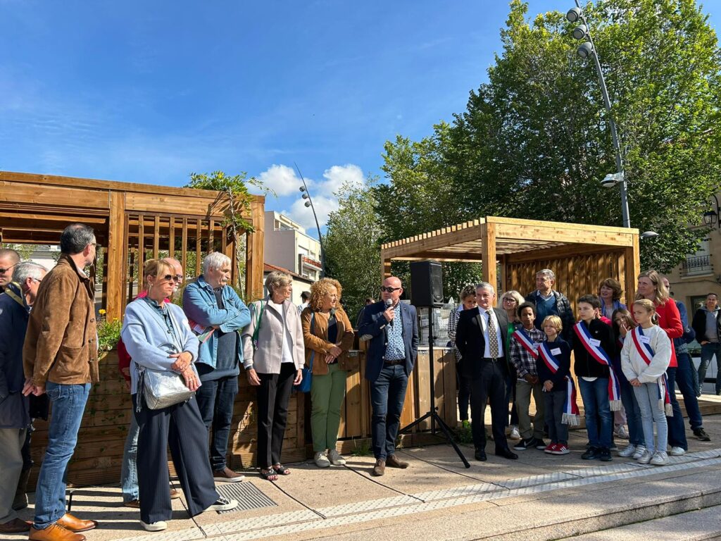 Photo ensemble pergolas esprit guinguette avec plantations - place du marché Le Vésinet