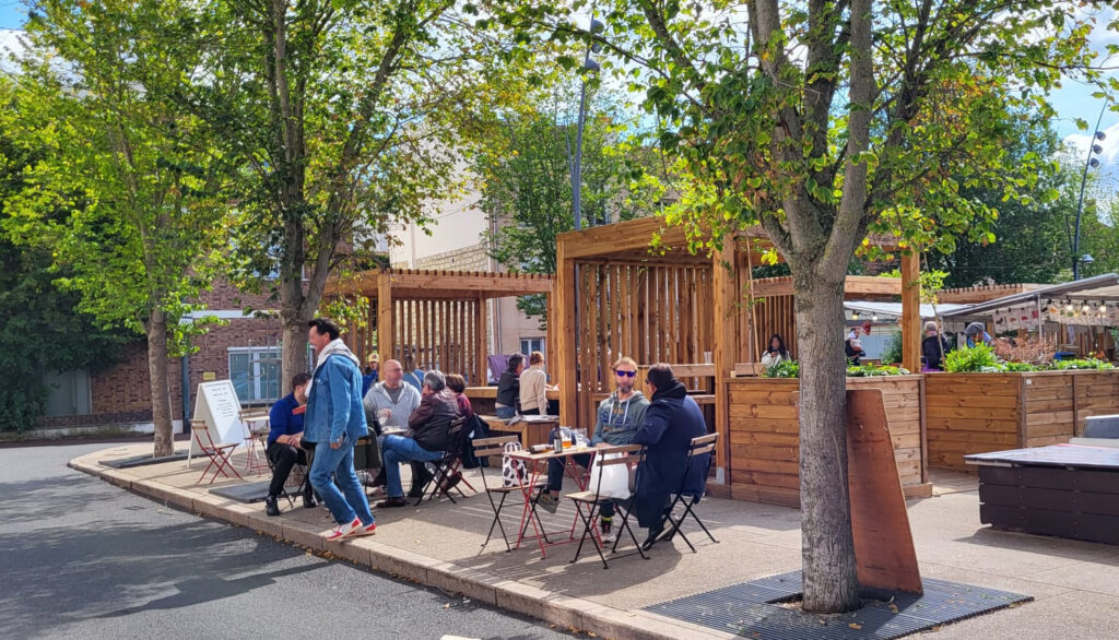 Photo ensemble pergolas esprit guinguette avec plantations - place du marché Le Vésinet