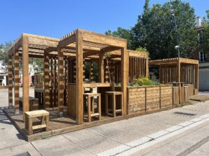 Photo ensemble pergolas esprit guinguette avec plantations - Le Vésinet