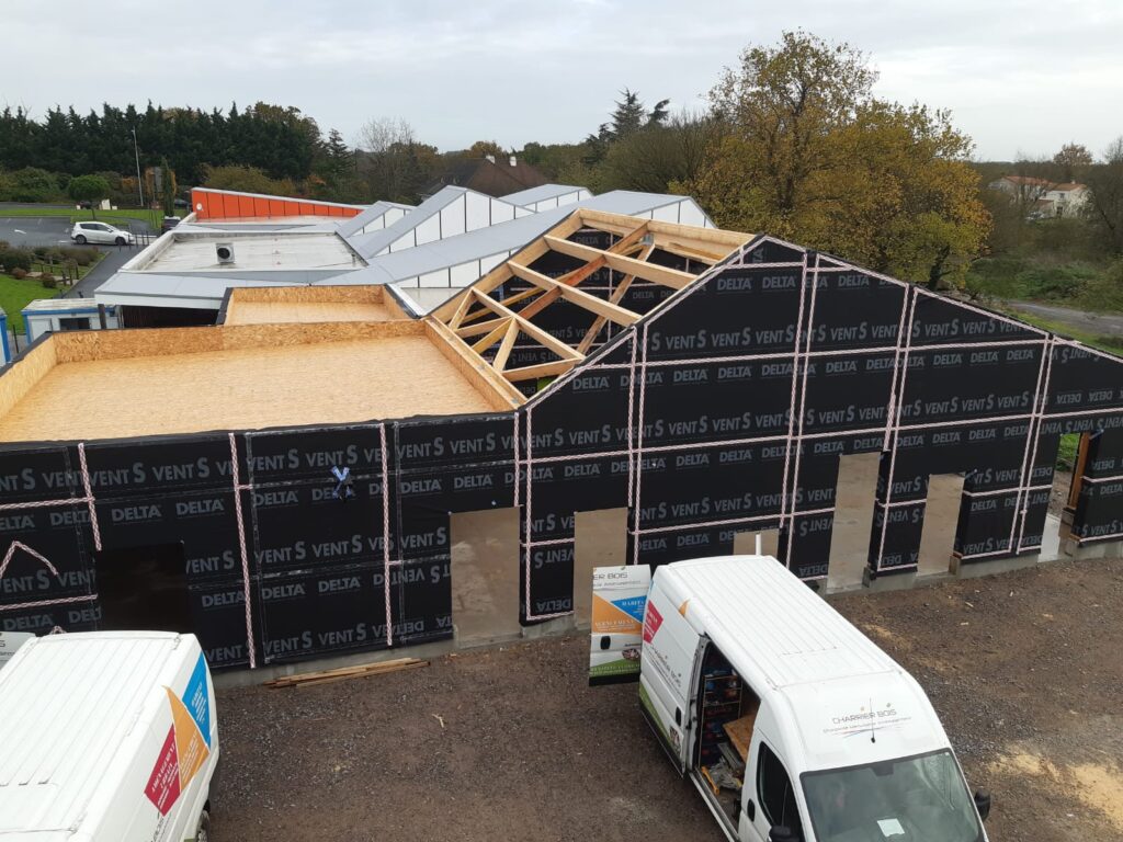 Extension d'une maison d'enfance à Aigrefeuille Sur Maine - charpente, MOB et bardage